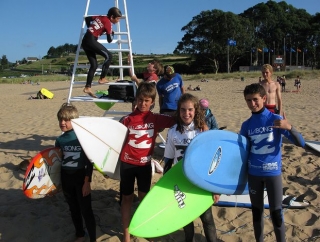 在营地学习冲浪 